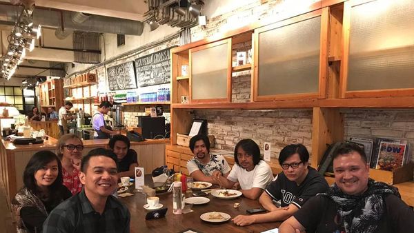 Mengenang Mendiang Aria Baron Saat Asyik Ngopi Bareng Personel Band GIGI