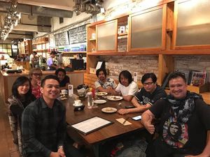 Mengenang Mendiang Aria Baron Saat Asyik Ngopi Bareng Personel Band GIGI Mengenang Mendiang Aria Baron Saat Asyik Ngopi Bareng Personel Band GIGI