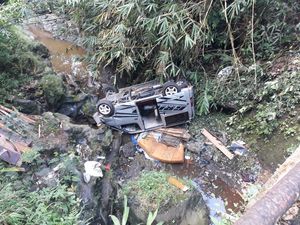 Gagal Nanjak, Mobil Travel Sarat Muatan Terjun ke Jurang di Purbalingga