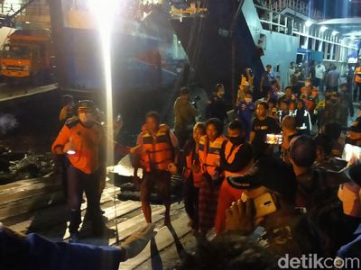 Momen Evakuasi Penumpang-Kru KMP Yunicee yang Tenggelam