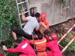 Masuk Gorong-gorong Cari Biawak, Pria di Jakut Malah Terjebak