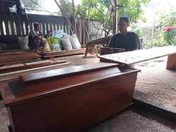 Kasus Kematian COVID-19 Menggila, Perajin Peti Mati Kewalahan Layani Pesanan