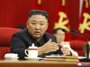 Ada Perban di Kepala Kim Jong-Un, Rumor Soal Kesehatannya Kian Santer Ada Perban di Kepala Kim Jong-Un, Rumor Soal Kesehatannya Kian Santer
