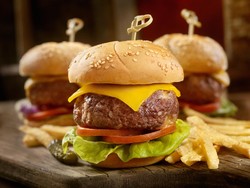 Resep Burger Keju Mini yang Empuk Juicy untuk Camilan Anak