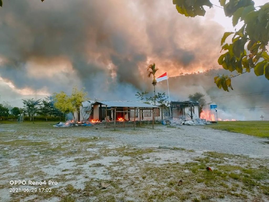 Selain Bakar Gedung KPU-DPRD Yalimo, Massa Juga Tutup Semua Akses Jalan Selain Bakar Gedung KPU-DPRD Yalimo, Massa Juga Tutup Semua Akses Jalan