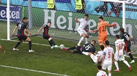 Kroasia sukses memangkas jarak jadi 2-3 di menit ke-84 setelah Mislav Orsic menyepak bola saat terjadi kemelut di depan gawang Simon. Bola sempat dibuang Azpilicueta, tapi wasit menyatakan sudah melewati garis. Wolfgang Rattay, Pool via AP.