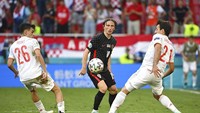 Skor 3-3 bertahan hingga 90 menit laga tuntas dan babak extra time 2x15 menit harus dimainkan. AP Photo/Jonathan Nackstrand, Pool Spanyol mengandalkan Alvaro Morata, Pablo Sarabia, dan Ferran Torres di lini depan. Stuart Franklin, Pool Photo via AP.