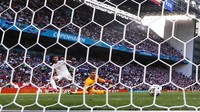 Spanyol menjauhkan skor jadi 5-3 lewat gol Mikel Oryazabal di menit ke-103. AP Photo/Martin Meissner.