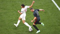 Masuk di babak kedua, Spanyol masih mendominasi permainan untuk mencari gol. Wolfgang Rattay, Pool via AP.