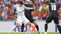  Spanyol menguasai pertandingan sejak menit awal dan berupaya mencetak gol secepatnya. Wolfgang Rattay, Pool via AP.