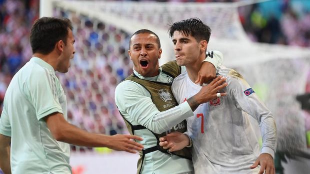Soccer Football - Euro 2020 - Round of 16 - Croatia v Spain - Parken Stadium, Copenhagen, Denmark - June 28, 2021 Spain's Alvaro Morata celebrates scoring their fourth goal with teammates Pool via REUTERS/Stuart Franklin