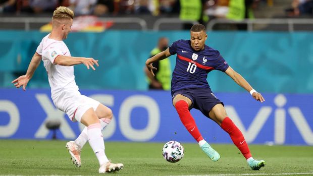 Soccer Football - Euro 2020 - Round of 16 - France v Switzerland - National Arena Bucharest, Bucharest, Romania - June 28, 2021 France's Kylian Mbappe in action with Switzerland's Nico Elvedi Pool via REUTERS/Marko Djurica