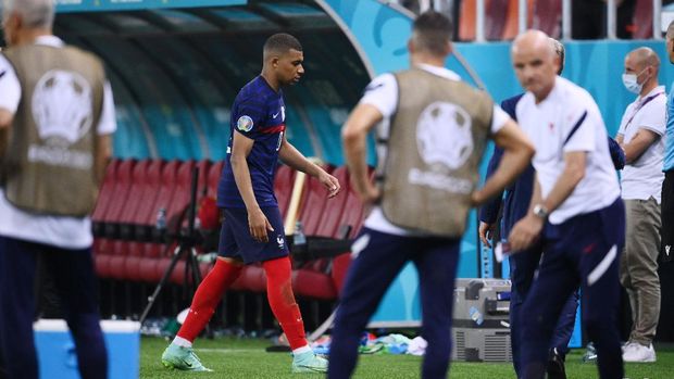 Soccer Football - Euro 2020 - Round of 16 - France v Switzerland - National Arena Bucharest, Bucharest, Romania - June 29, 2021   France's Kylian Mbappe looks dejected as he leaves the pitch after having his penalty saved in the shoot-out Pool via REUTERS/Franck Fife