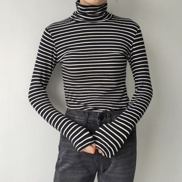 Tampil kasual dengan striped turtleneck dan jeans.