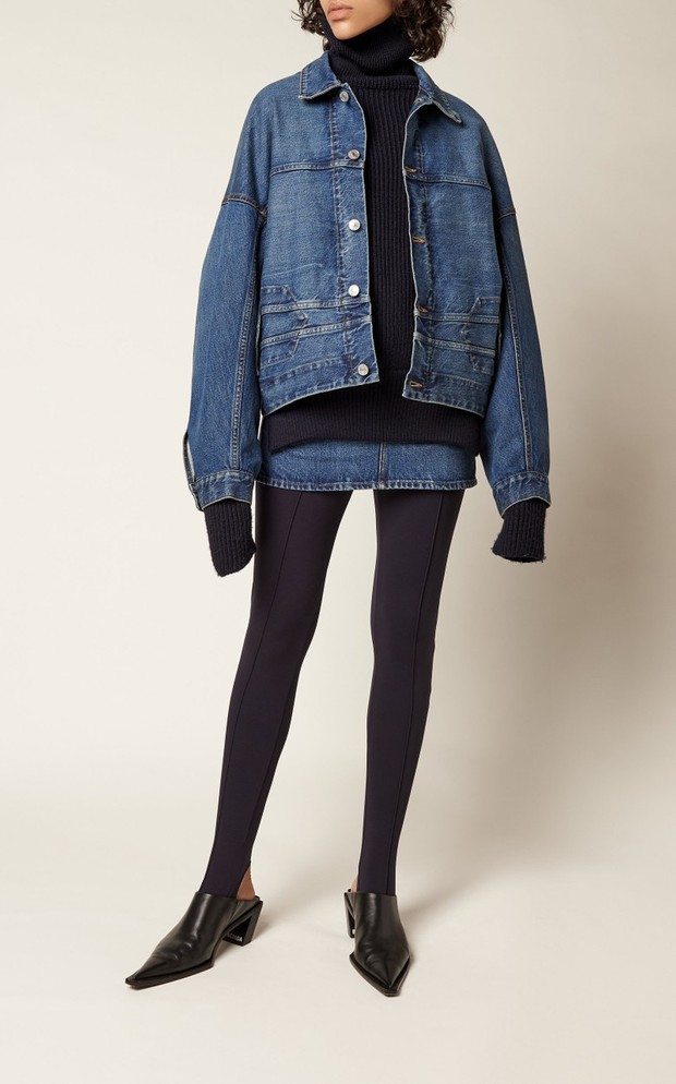 Memadukan sweater turtleneck dengan denim jacket.