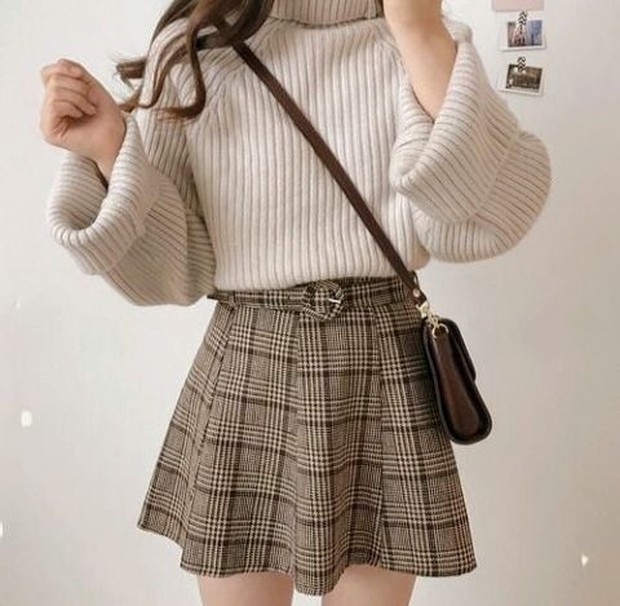 Tampilkan sisi manis, anggun, dan feminin, padukan sweater turtleneck dengan mini skirt.