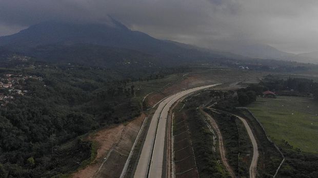 Foto udara proyek tol Cileunyi-Sumedang-Dawuan (Cisumdawu) di Jatinangor, Kabupaten Sumedang, Jawa Barat, Senin (3/5/2021). Kepala BPJT Danang Parikesit mengatakan Tol Cisumdawu akan memberikan dampak penting dalam mempercepat perekonomian di Jawa Barat. Berdasarkan kajian studi kelayakan, economic internal rate of return (EIRR) Tol Cisumdawu mendapai 21,29 persen. ANTARA FOTO/Raisan Al Farisi/aww.