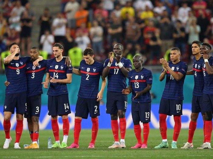 BUCHAREST, ROMANIA - JUNE 28: Players of France celebrate their sides third penalty scored by Marcus Thuram (not pictured) in the penalty shoot out during the UEFA Euro 2020 Championship Round of 16 match between France and Switzerland at National Arena on June 28, 2021 in Bucharest, Romania. (Photo by Justin Setterfield/Getty Images)