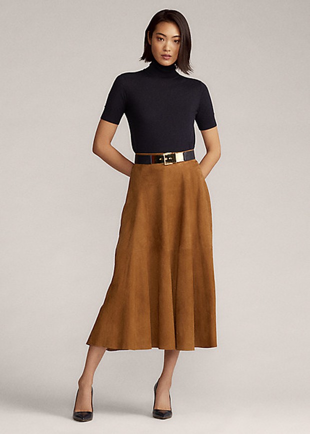 Tampak formal padukan turtleneck dengan midi skirt dan juga high heels.