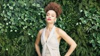 8 Pesona Penyanyi Andra Day yang Digosipkan Jadi Pacar Baru Brad Pitt