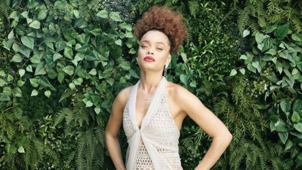 8 Pesona Penyanyi Andra Day yang Digosipkan Jadi Pacar Baru Brad Pitt