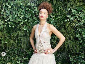 8 Pesona Penyanyi Andra Day yang Digosipkan Jadi Pacar Baru Brad Pitt 8 Pesona Penyanyi Andra Day yang Digosipkan Jadi Pacar Baru Brad Pitt
