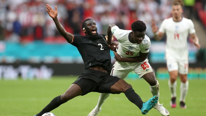 LONDON, ENGLAND - JUNE 29: Antonio Ruediger of Germany is challenged by Bukayo Saka of England during the UEFA Euro 2020 Championship Round of 16 match between England and Germany at Wembley Stadium on June 29, 2021 in London, England. (Photo by Carl Recine - Pool/Getty Images)