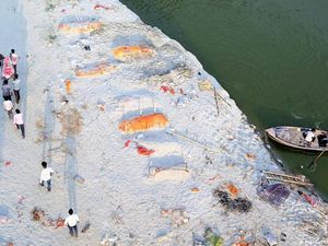 Bagaimana Sungai Gangga Menjadi Kuburan Pasien COVID-19?