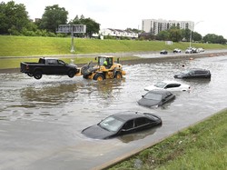 Pabrik Kebanjiran, Ratusan Mobil Baru Terendam Sampai Atap