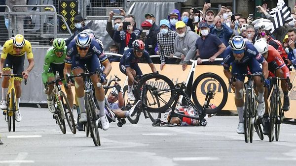 Berdarah-darah Demi Finis Pertama di Tour de France