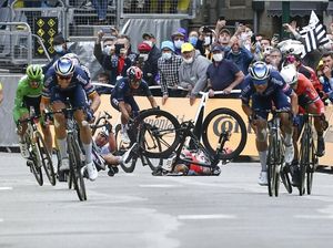 Berdarah-darah Demi Finis Pertama di Tour de France Berdarah-darah Demi Finis Pertama di Tour de France
