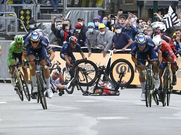 Berdarah-darah Demi Finis Pertama di Tour de France