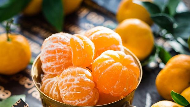 Buah jeruk mengandung banyak vitamin C yang mampu meningkatkan produksi sel darah putih yang merupakan kunci untuk melawan infeksi