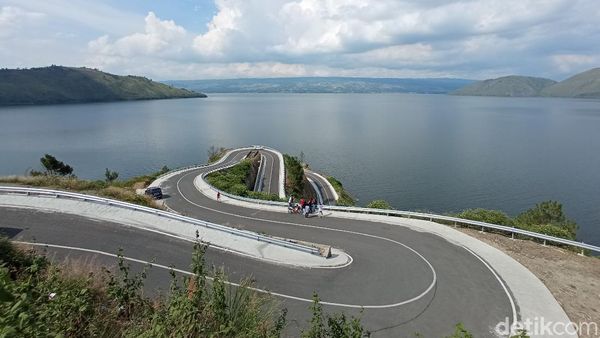 Foto: Kelokan Cinta dan Patung Yesus Tertinggi Dunia di Toba
