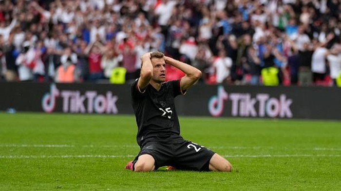 Dijegal Inggris, Jerman Tersingkir di 16 Besar Euro 2020 Jerman ditaklukkan Inggris 0-2 saat bertanding dalam babak 16 besar Euro 2020. Kekalahan itu membuat Der Panzer gagal meraih gelar juara Piala Eropa 2020.
