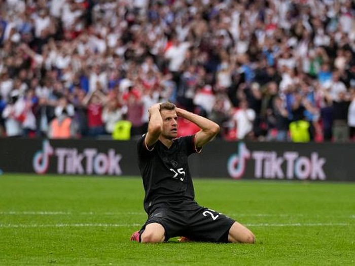 Jerman ditaklukkan Inggris 0-2 saat bertanding dalam babak 16 besar Euro 2020. Kekalahan itu membuat Der Panzer gagal meraih gelar juara Piala Eropa 2020.