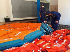 Tim SAR Gabungan Temukan 20 Baju Pelampung Milik KMP Yunicee Tim SAR Gabungan Temukan 20 Baju Pelampung Milik KMP Yunicee