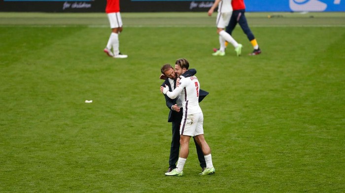 LONDON, ENGLAND - JUNE 29: Gareth Southgate, Head Coach of England celebrates their sides victory with Jack Grealish after the UEFA Euro 2020 Championship Round of 16 match between England and Germany at Wembley Stadium on June 29, 2021 in London, England. (Photo by Matthew Childs - Pool/Getty Images)