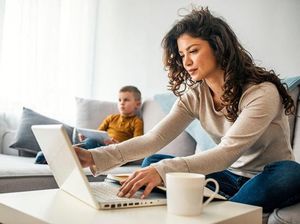 4 Cara Usir Bosan saat Kamu Harus di Rumah Saja