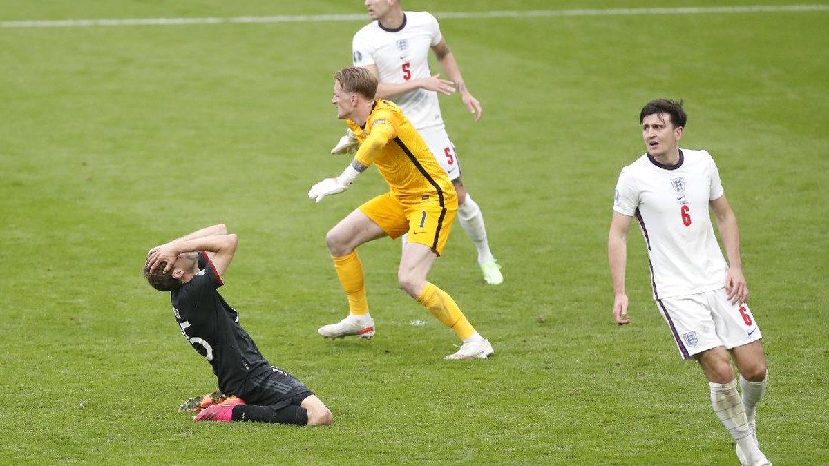 Thomas Mueller usai gagal menyelesaikan peluang 1 vs 1 dengan kiper Inggris Jordan Pickford. (Foto: Getty Images/Matthew Childs - Pool)