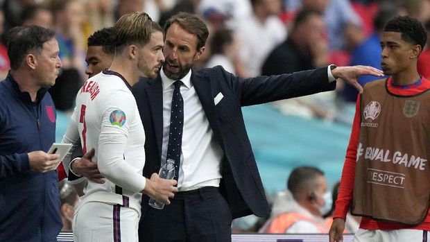 England's manager Gareth Southgate talks to England's Jack Grealish before he replaces teammate Bukayo Saka during the Euro 2020 soccer championship round of 16 match between England and Germany at Wembley stadium in London, Tuesday, June 29, 2021. (AP Photo/Frank Augstein, Pool)