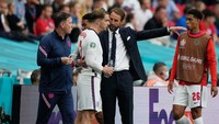 Tak mau berlanjut sampai perpanjangan waktu, apalagi adu penalti, Manajer Inggris Gareth Southgate pun melakukan perubahan strategi. Ia memasukkan Jack Grealish di menit ke-69, menggantikan Bukayo Saka. Semenit sebelumnya, Jerman memasukkan Serge Gnabry menggantikan Timo Werner. Foto: Getty Images/Frank Augstein - Pool