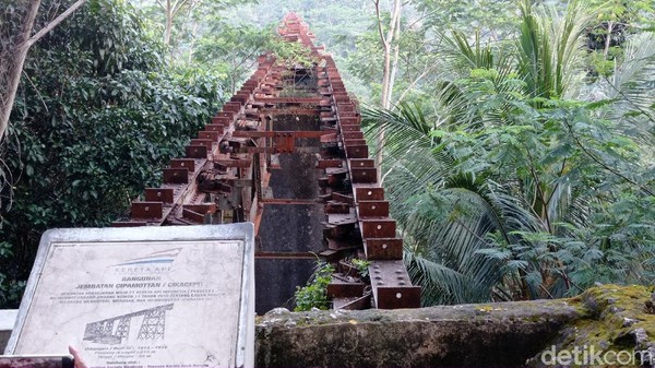 Jembatan KA Cikacepit di Pangandaran Kondisi jembatan KA Cikacepit di Kecamatan Kalipucang, Kabupaten Pangandaran.