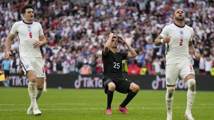 LONDON, ENGLAND - JUNE 29: Thomas Mueller of Germany reacts after missing a chance during the UEFA Euro 2020 Championship Round of 16 match between England and Germany at Wembley Stadium on June 29, 2021 in London, England. (Photo by Frank Augstein - Pool/Getty Images)