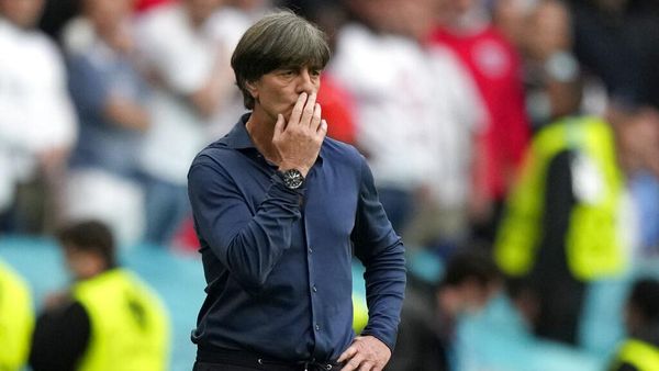 Foto: Joachim Loew, Ketika Tangan dan Jarinya Beraksi