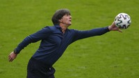 Yang ini adalah aksi Loew menjulurkan tangan dan menangkap bola dengan jari-jemarinya. (Foto: AP/Matthew Childs)