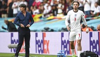 Yang ini tangan Loew tampak berada di pinggang. Tak sedikit yang langsung teringat tindakannya menggaruk-garuk bagian selangkangan di laga masa lalu. (Foto: AP/Andy Rain)