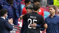 Kekalahan ini menutup perjalanan Joachim Loew sebagai pelatih Jerman. 15 tahun memimpin, ia berhasil mempersembahkan trofi Piala Dunia 2014. Kini ia akan digantikan oleh Hansi Flick.  Foto: AP/Frank Augstein