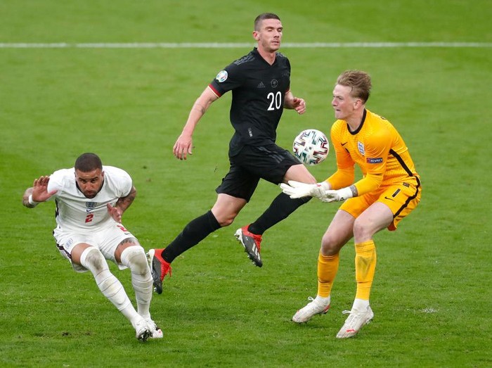 LONDON, ENGLAND - JUNE 29: Jordan Pickford of England makes a save whilst under pressure from Robin Gosens of Germany during the UEFA Euro 2020 Championship Round of 16 match between England and Germany at Wembley Stadium on June 29, 2021 in London, England. (Photo by Matthew Childs - Pool/Getty Images)