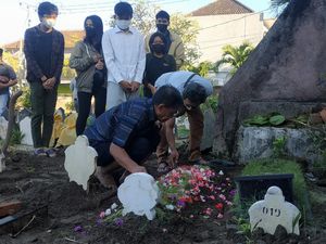 Pemakaman 2 Remaja Kakak Adik Korban KMP Yunicee di Denpasar